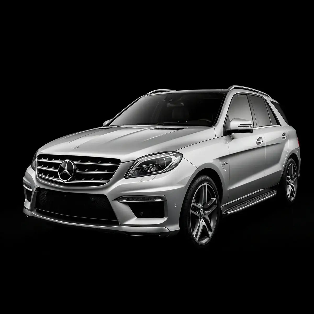 Silberner Mercedes SUV, sportlich und edel, vor schwarzem Hintergrund, Tuning Zubehör KTH Shop