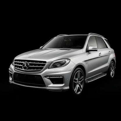 Silberner Mercedes SUV, sportlich und edel, vor schwarzem Hintergrund, Tuning Zubehör KTH Shop