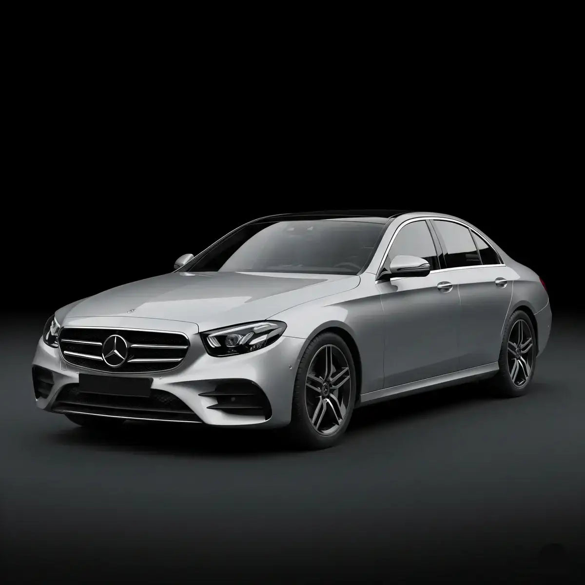 Silberner Mercedes-Benz Limousine, sportliches Tuning, vor schwarzem Hintergrund, KTH Shop