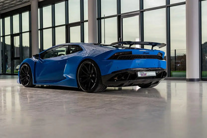 Blauer Sportwagen mit Tuning-Teilen, großer Heckspoiler, schwarze Felgen, Ausstellungsraum, KTH Shop