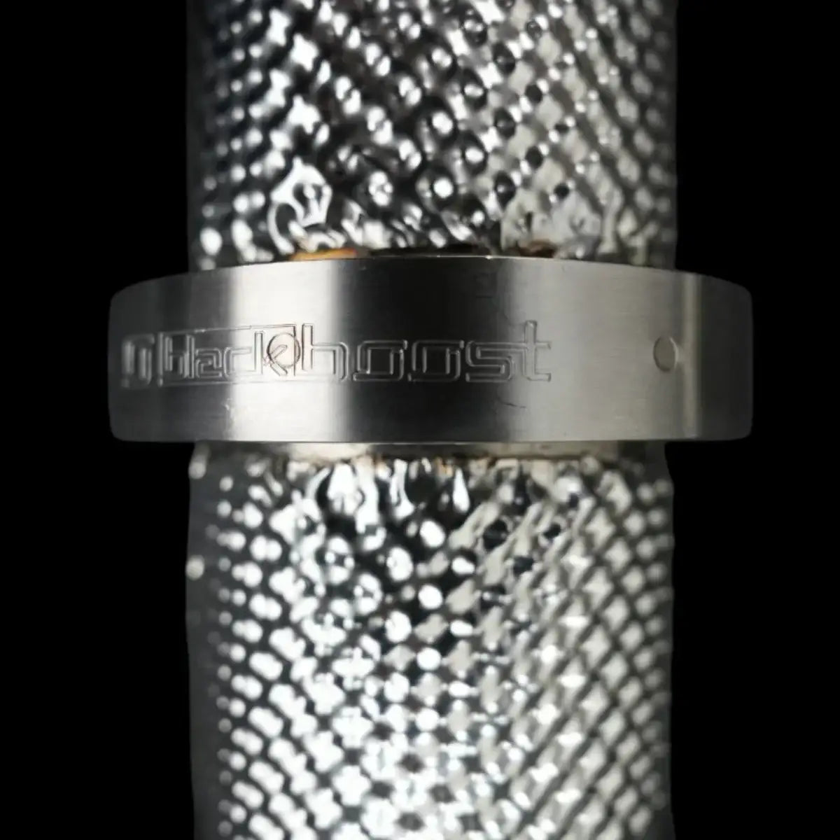 Tuning-Teil Hitzeschutzband aus Metall mit blackboost Gravur, Nahaufnahme, KTH Shop