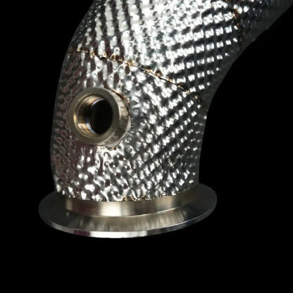 Detailaufnahme Edelstahl Downpipe Auto-Tuning-Teil mit Hitzeschutz, KTH Shop