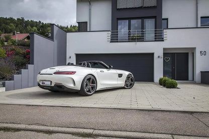 Weißer Mercedes-Benz AMG GT Cabrio mit Sportfelgen vor modernem Haus, Tuning Onlineshop