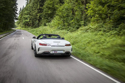 Weißer Mercedes-AMG GT Cabrio auf Landstraße, sportliches Tuning-Auto im Grünen