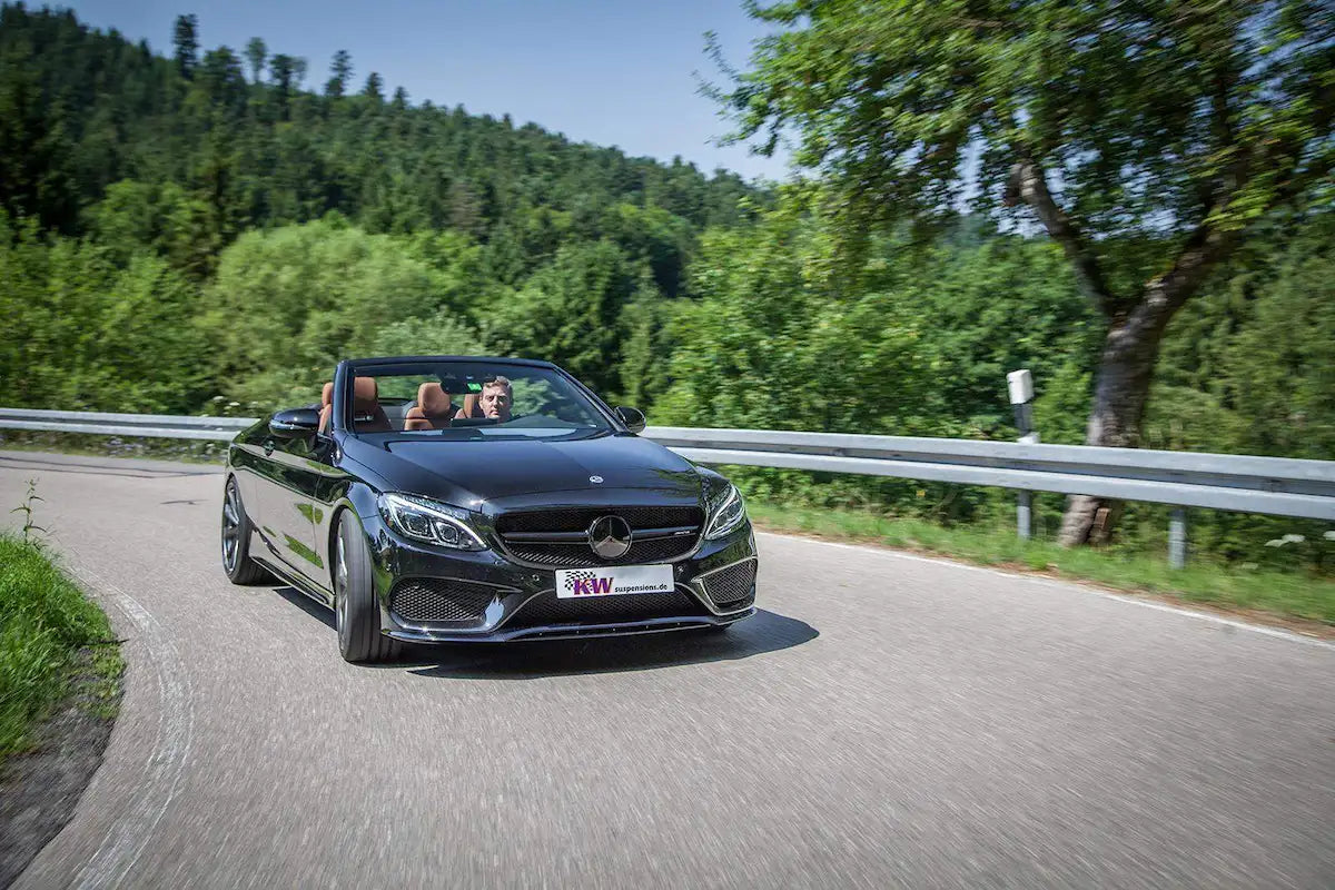 Mercedes-Benz C43 Cabrio Tuning auf Landstraße, schwarzes Cabriolet, sportliches Design