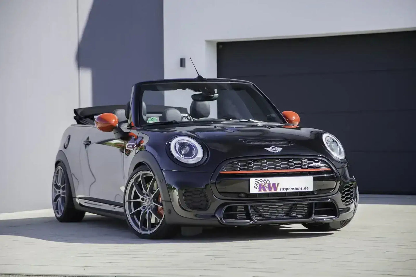 Schwarzer Mini John Cooper Works Cabrio F56 mit Tuning-Teilen bei KTH Shop, sportlich geparkt