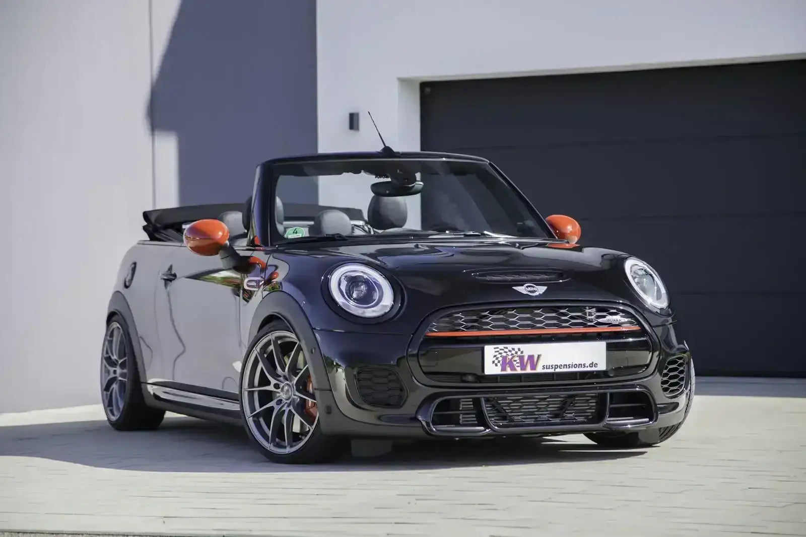 Schwarzer Mini John Cooper Works Cabrio F56 mit Tuning-Teilen bei KTH Shop, sportlich geparkt