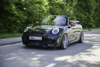Schwarzer Mini John Cooper Works Cabrio mit Tuning-Zubehör fährt auf Straße, KTH Shop