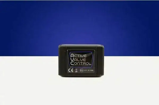Klappensteuerung Active Valve Control AVC, schwarzes Modul, vor blau-weißem Hintergrund, KTH Shop Tuning-Zubehör