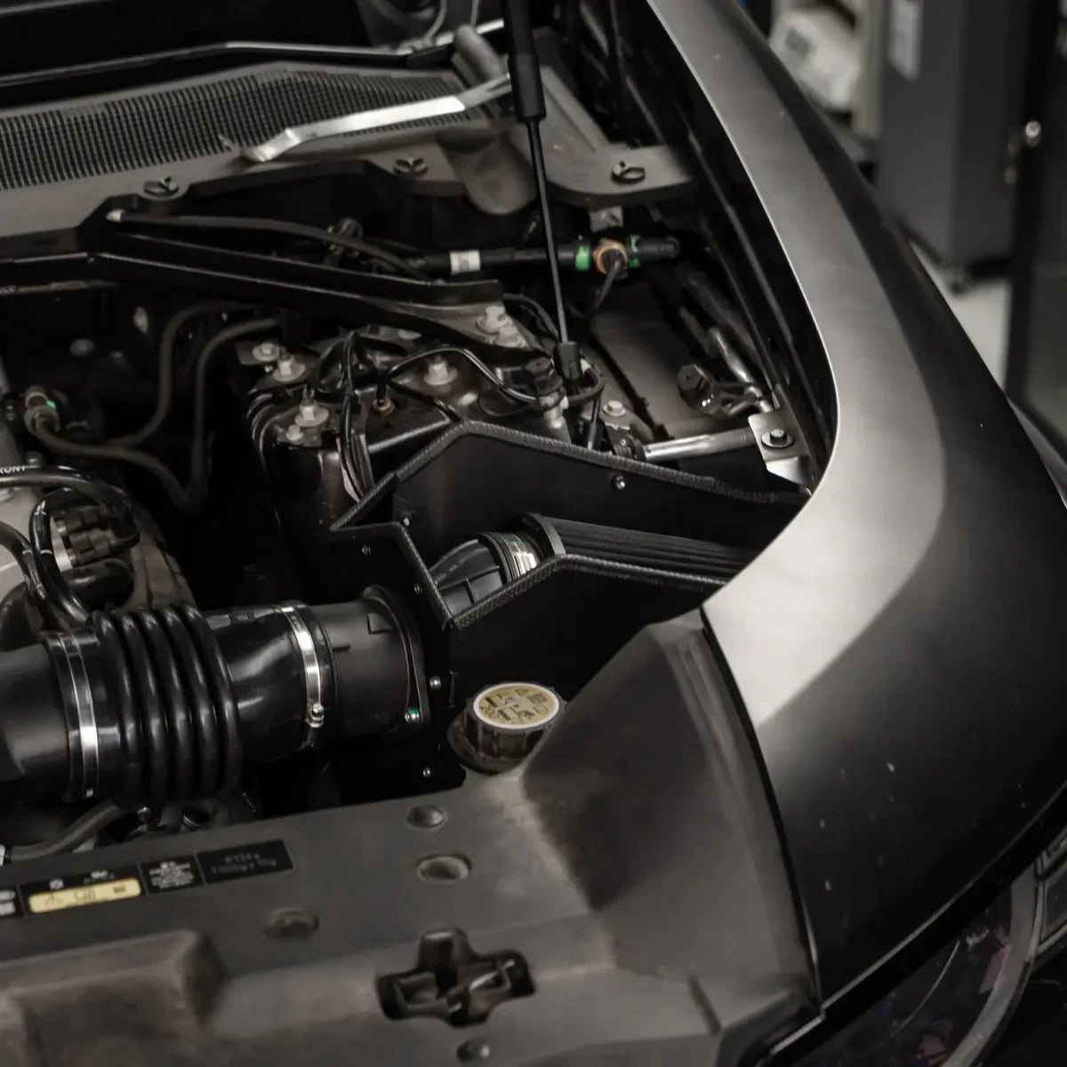 BlackBoost Cold Air Intake | Land Rover Defender 90/110/130 V8 P525 5.0 bild3