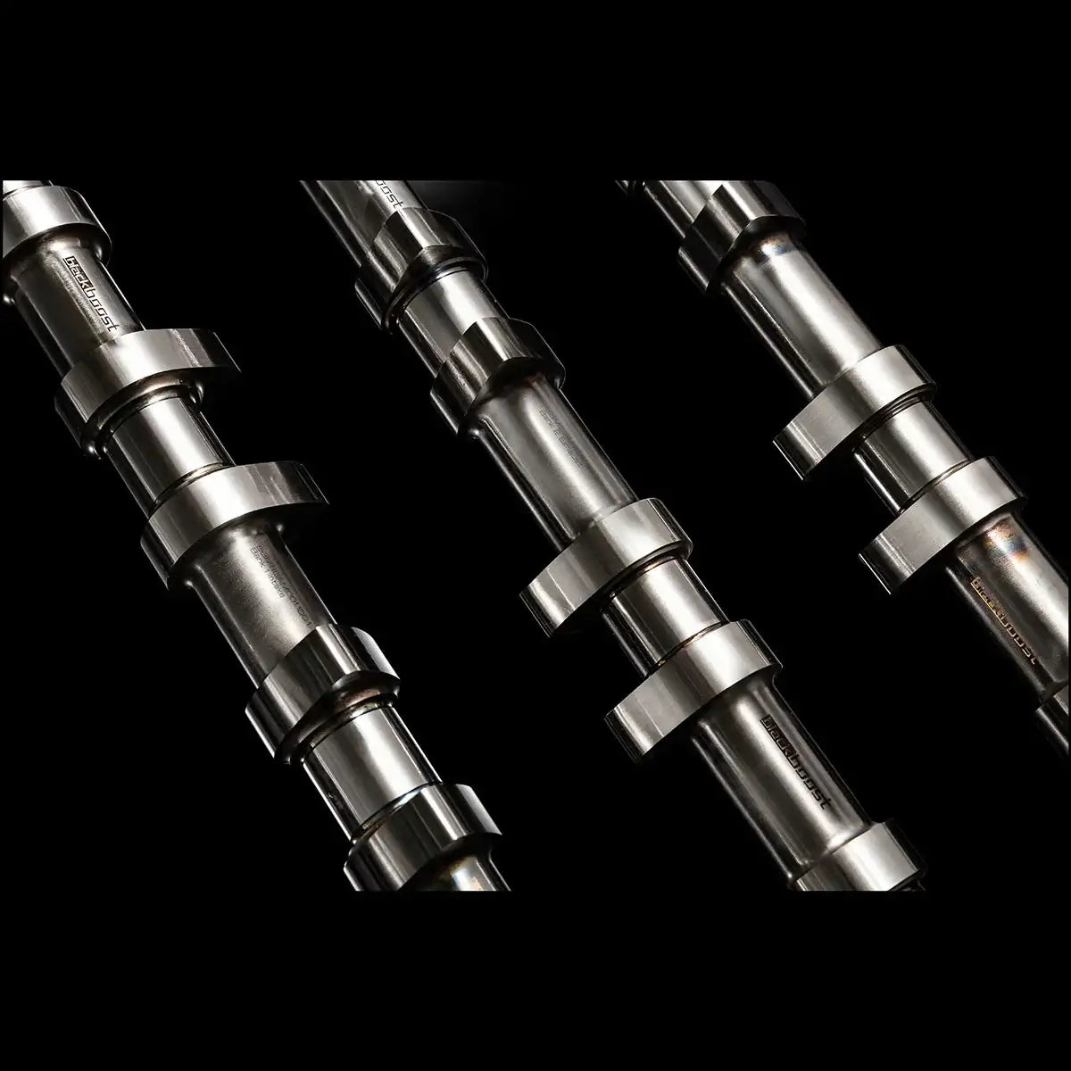 Edelstahl Nockenwelle für Autotuning, glänzend, auf schwarzem Hintergrund bei KTH Shop