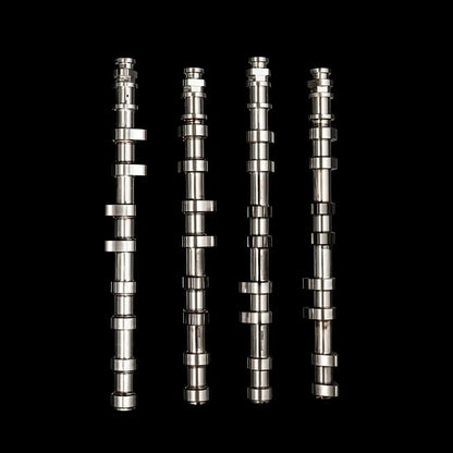 Vier M156 Nockenwellen für Motor Tuning, glänzendes Metall, schwarzer Hintergrund, KTH Shop