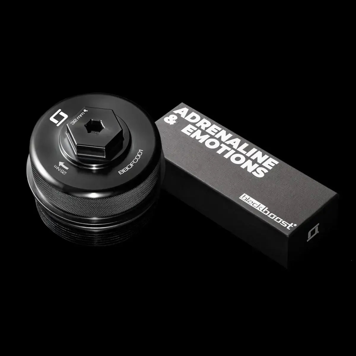 Schwarzer Tuning-Öldeckel mit Verpackung von blackboost, hochwertiges Autozubehör im KTH Shop