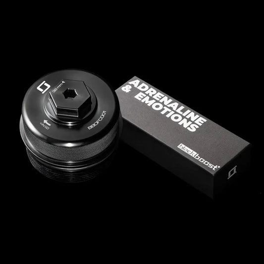 Schwarzer Tuning-Öldeckel mit Verpackung von blackboost, hochwertiges Autozubehör im KTH Shop