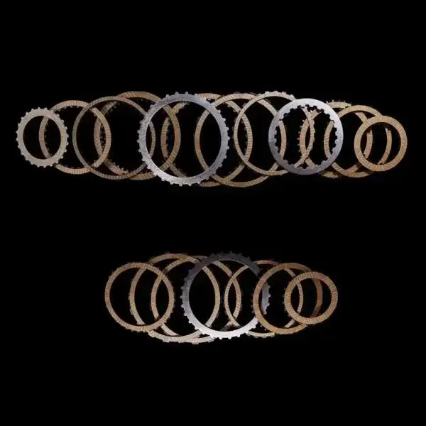 Mercedes 722.9 Getriebe Kupplungs-Upgrade Set, Metall- und Reibscheiben auf schwarzem Hintergrund