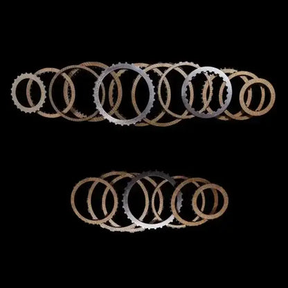 Mercedes 722.9 Getriebe Kupplungs-Upgrade Set, Metall- und Reibscheiben auf schwarzem Hintergrund
