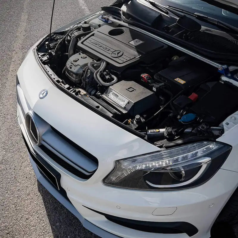 Mercedes-AMG A45 Motorraum mit M133 Cold Air Intake System, hochwertige Tuning-Teile