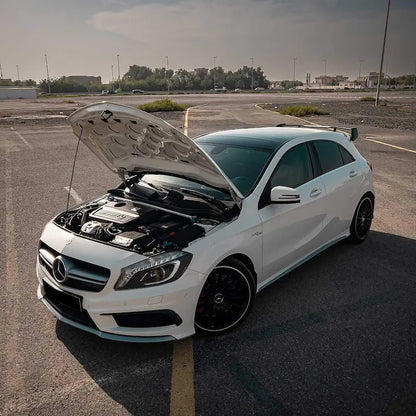 Mercedes-AMG A45 mit offenem Motorraum, Kaltluftansaugsystem sichtbar, Tuning Parkplatz