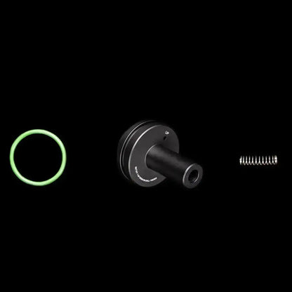 Mercedes-AMG M156 M159 Thermostat Set mit Dichtung und Feder, Kfz-Tuning-Teil vor schwarzem Hintergrund
