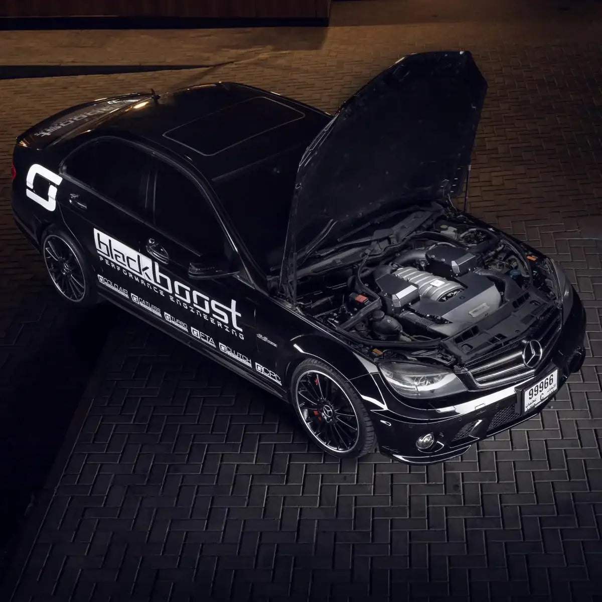 Mercedes C63 AMG mit offenem Motorraum, Kaltlufteinlass, Tuning-Auto bei Nacht, KTH Shop