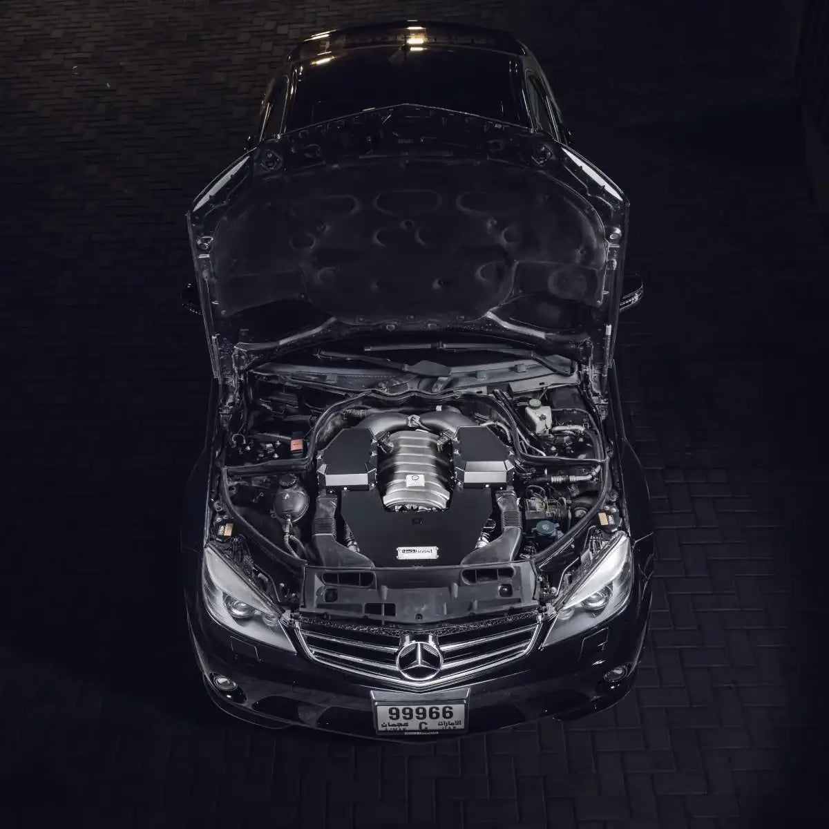Mercedes C63 AMG Motorraum mit M156 Cold Air Intake, hochwertige Tuning-Teile KTH Shop