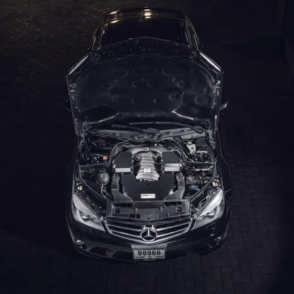 Mercedes C63 AMG Motorraum mit M156 Cold Air Intake, hochwertige Tuning-Teile KTH Shop