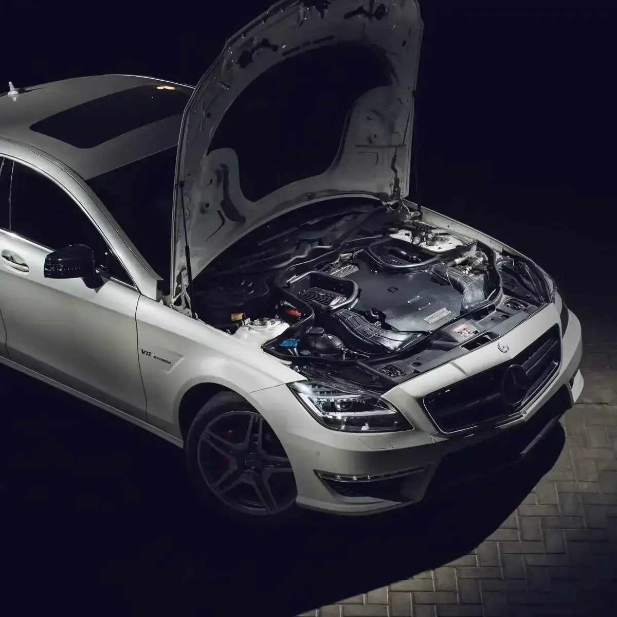 Mercedes CLS63 AMG mit geöffnetem Motorraum und Kaltlufteinlass, Tuning-Teile von KTH Shop
