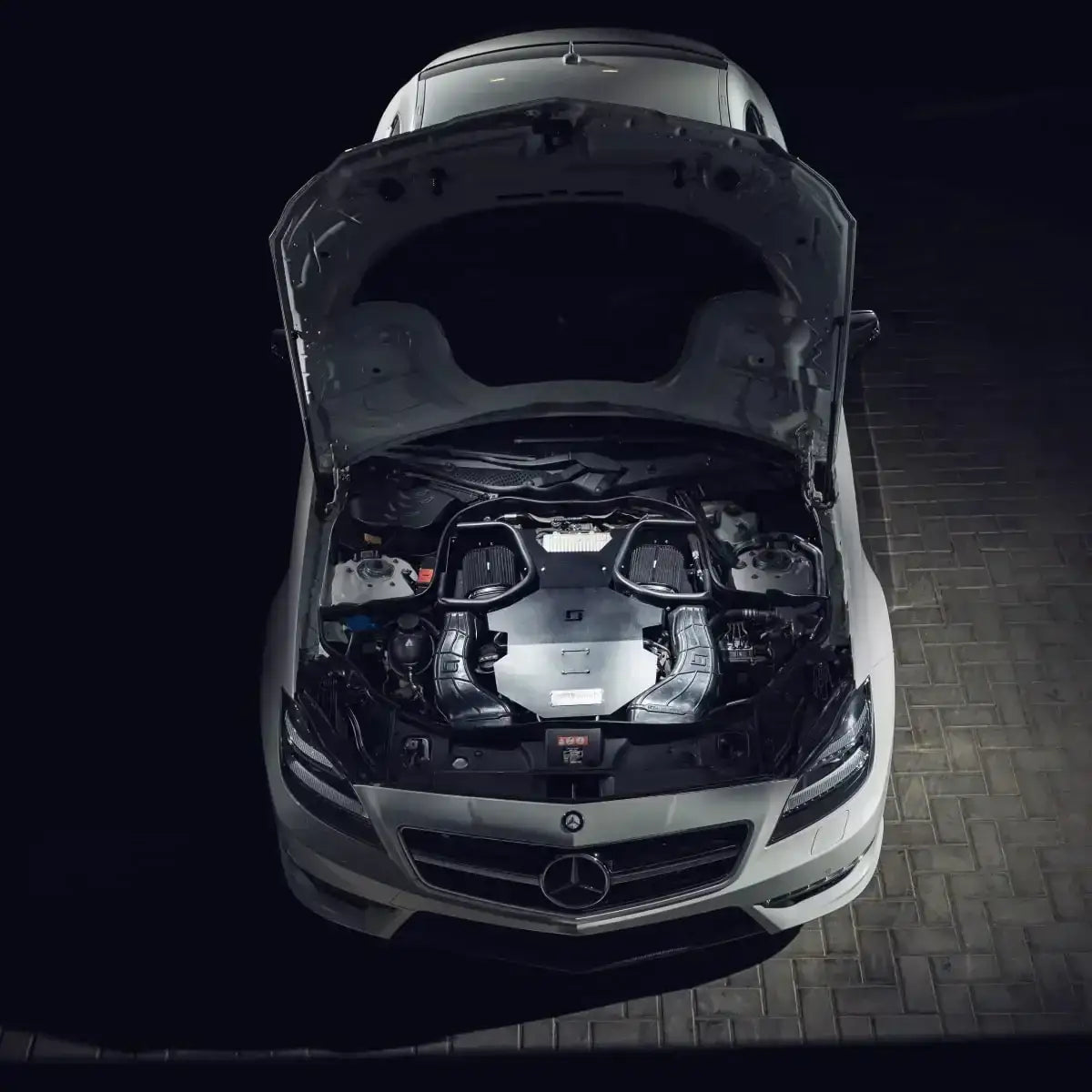 Mercedes CLS63 AMG Motorraum mit Kaltlufteinlass, Tuning Teile bei KTH Shop