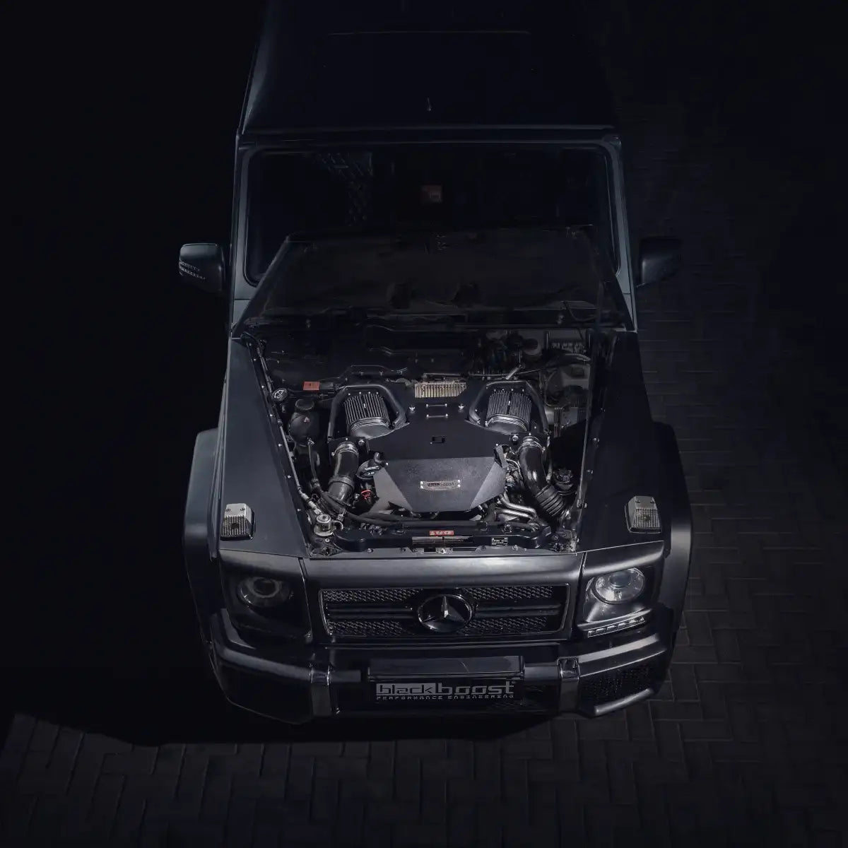 Mercedes G63 AMG V8 Biturbo mit Blackboost Kaltluftansaugsystem, Motorraum von oben