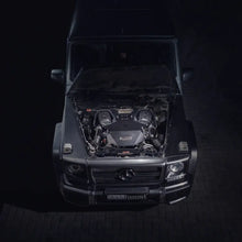 Mercedes G63 AMG V8 Biturbo mit Blackboost Kaltluftansaugsystem, Motorraum von oben