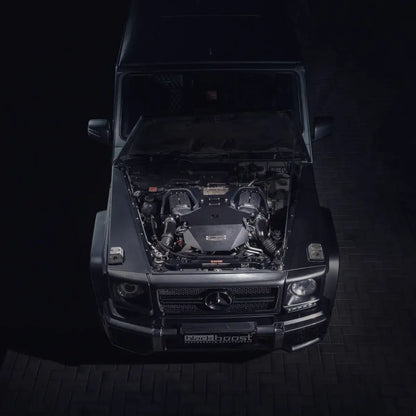 Mercedes G63 AMG V8 Biturbo mit Blackboost Kaltluftansaugsystem, Motorraum von oben