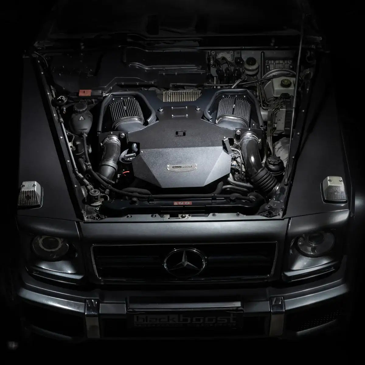Mercedes G63 AMG Motorraum mit Kaltluftansaugsystem, hochwertige Tuning-Teile