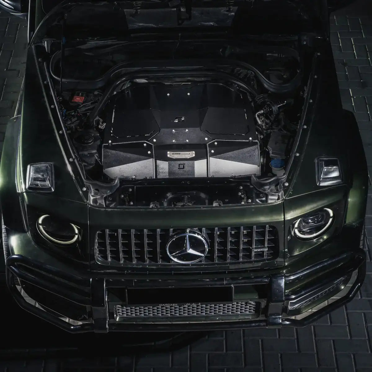 Mercedes G63 AMG Motorraum mit Cold Air Intake Gen2, hochwertiges Tuning-Teil bei KTH Shop