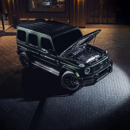 Mercedes G63 AMG mit offenem Motorraum bei Nacht, hochwertiges Tuning-Zubehör im Fokus
