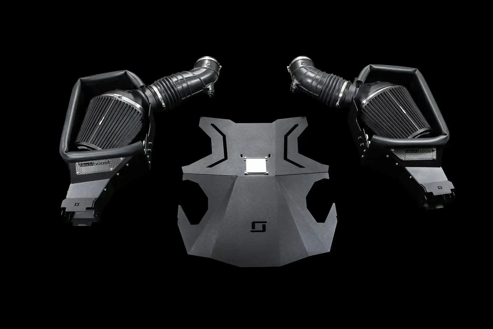 Mercedes AMG GT GTS GTR M177 Carbon Luftfilteranlage, Cold Air Intake Set auf schwarzem Hintergrund