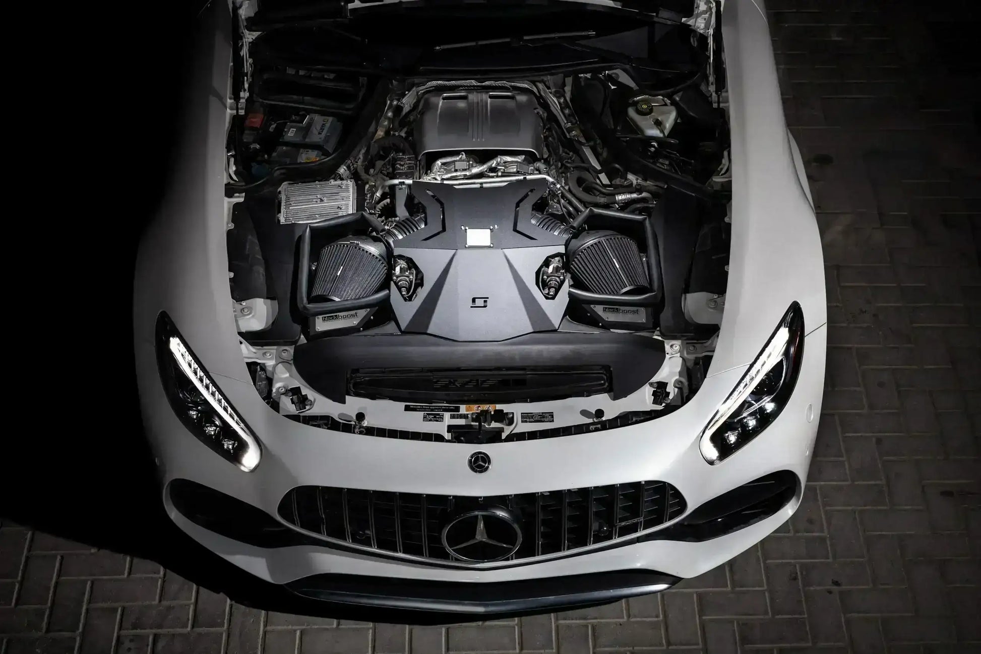 Mercedes AMG GT Motorraum mit installiertem M177 Kaltluft-Ansaugsystem, Tuning-Zubehör