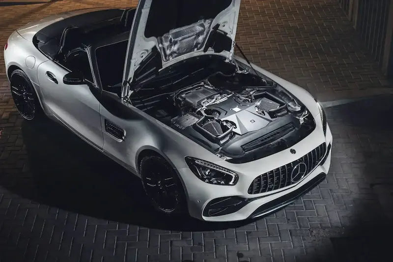Mercedes AMG GT mit offenem Motorraum und Kaltluftansaugung, Tuning-Teile von KTH Shop