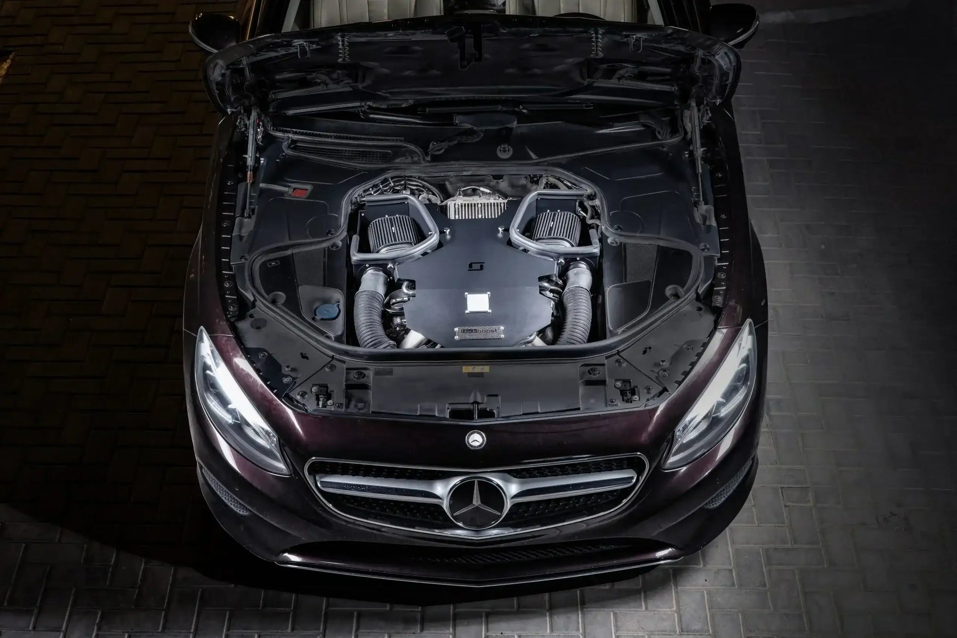 Mercedes S-Klasse Motorraum mit Tuning-Luftansaugsystem, hochwertige Tuning-Teile im KTH Shop