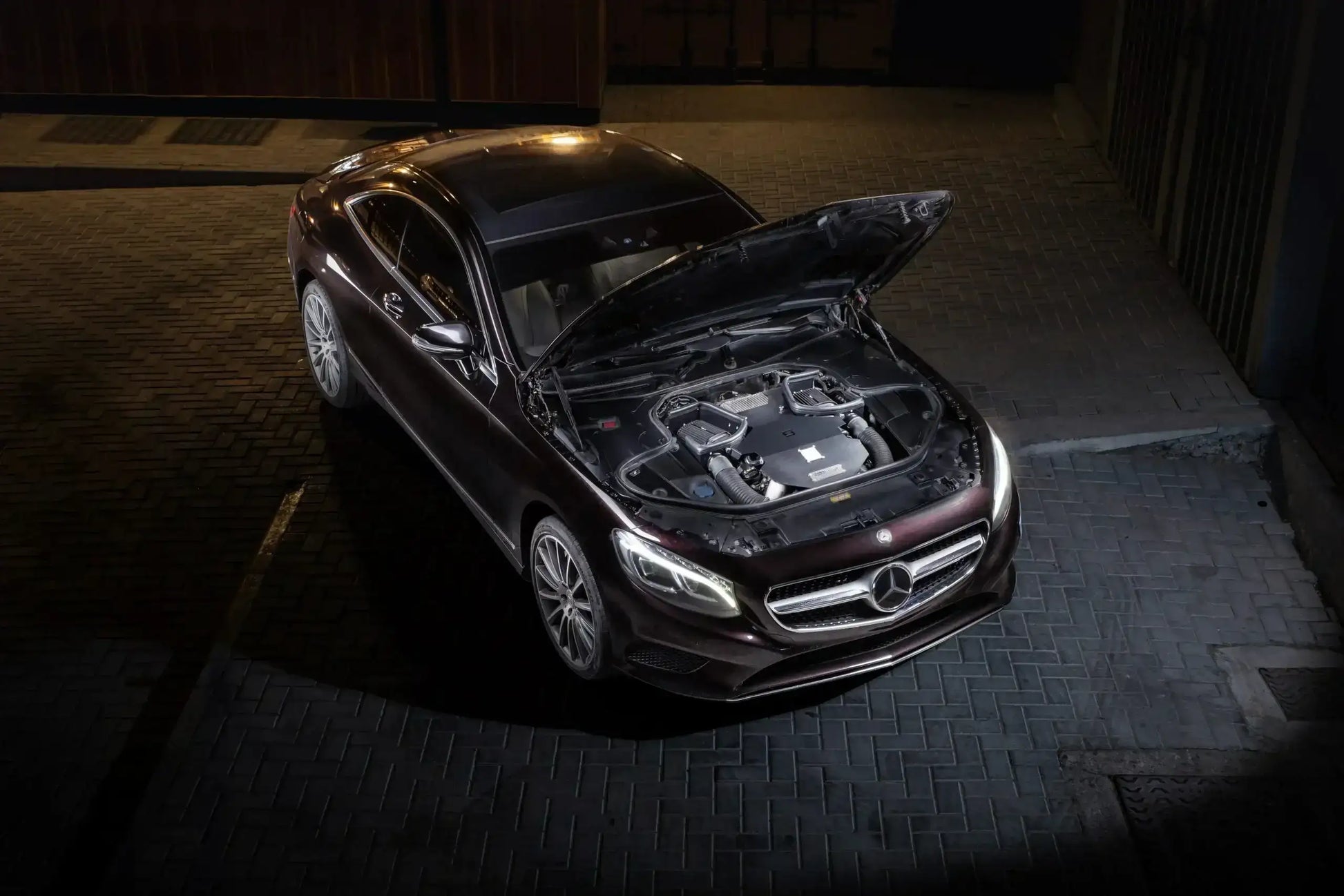 Mercedes S-Klasse Coupé mit offenem Motorraum und M177 Motor, aufgenommen bei Nacht, Tuning-Teile Fokus