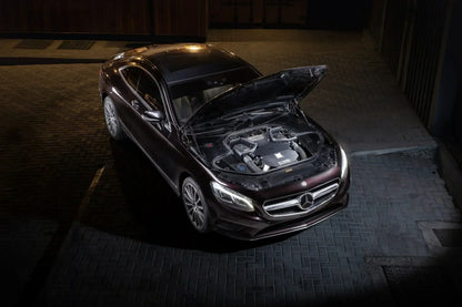 Mercedes S-Klasse Coupé mit offenem Motorraum und M177 Motor, aufgenommen bei Nacht, Tuning-Teile Fokus
