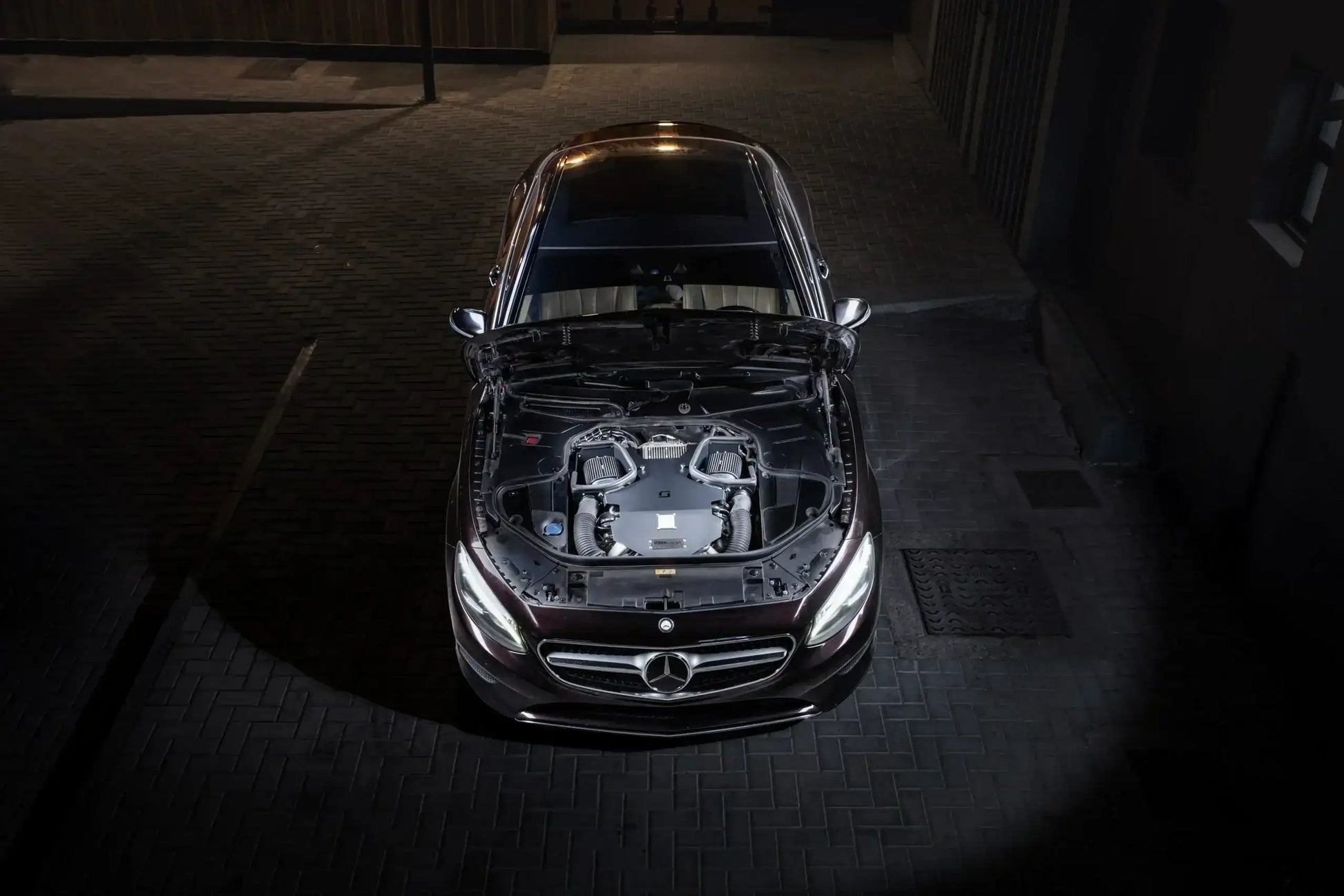 Mercedes S-Klasse Motorraum mit M177 Tuning-Intake, fotografiert bei Nacht, KTH Shop