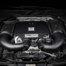 Mercedes C63 AMG M177 Motor mit Blackboost Cold Air Intake, Tuning-Komponenten sichtbar
