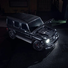 Mercedes G500 mit geöffnetem Motorraum und Cold Air Intake, Nachtaufnahme, Tuning-Teile online