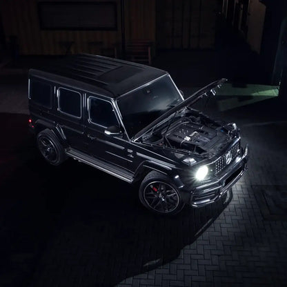 Mercedes G500 mit geöffnetem Motorraum und Cold Air Intake, Nachtaufnahme, Tuning-Teile online