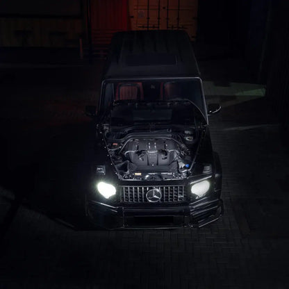 Mercedes G500 mit installiertem Cold Air Intake, Motorhaube offen, Frontansicht bei Nacht