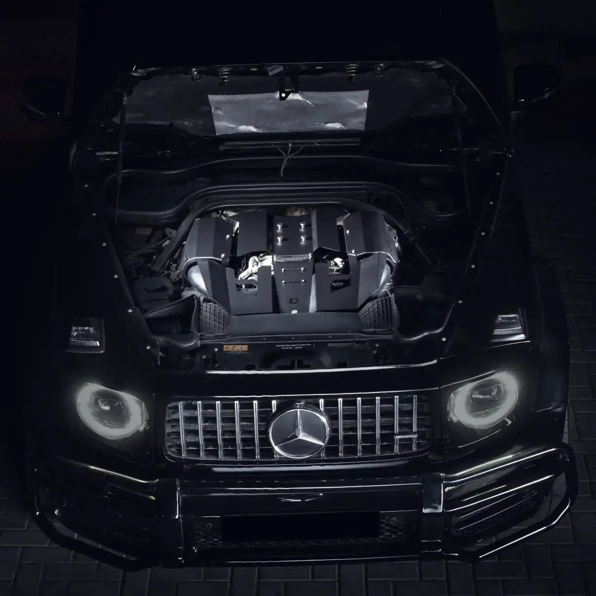 Mercedes G500 Motorraum mit installiertem Cold Air Intake, hochwertige Tuning-Teile