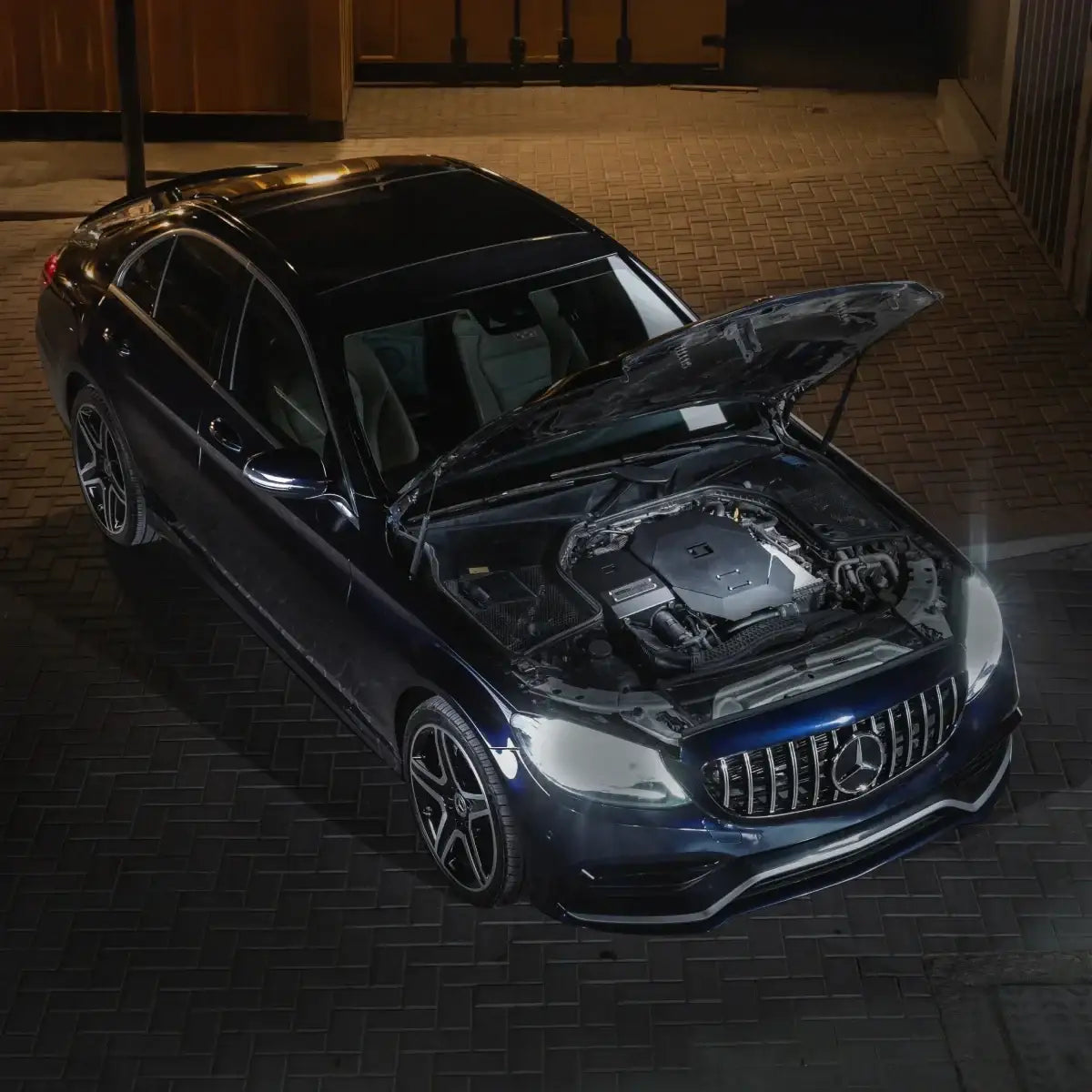 Mercedes Limousine mit offener Motorhaube bei Nacht, Tuning-Teile und Zubehör Fokus