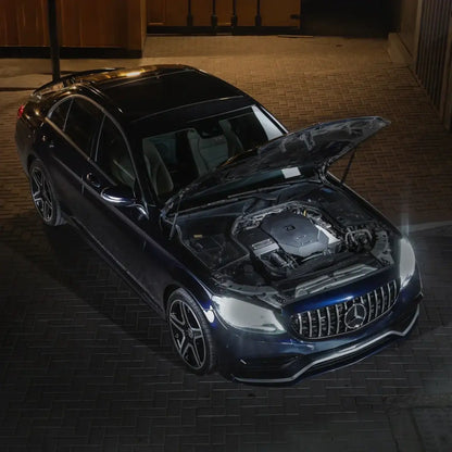 Mercedes Limousine mit offener Motorhaube bei Nacht, Tuning-Teile und Zubehör Fokus