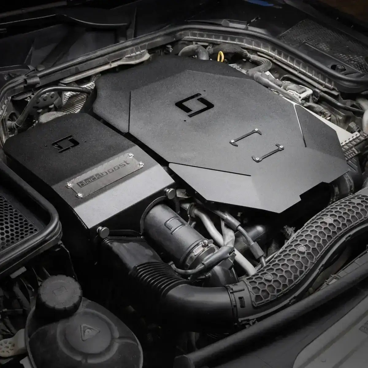Moderner Tuning-Motor mit blackboost Ansaugung, hochwertiges Zubehör im KTH Shop