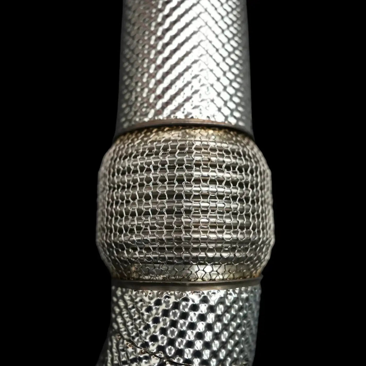 Nahaufnahme eines flexiblen Auspuffrohrs aus Metall, Tuning Teil, KTH Shop Zubehör
